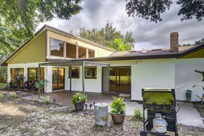 Building Photo - Extremely unique home in Palm Harbor for rent