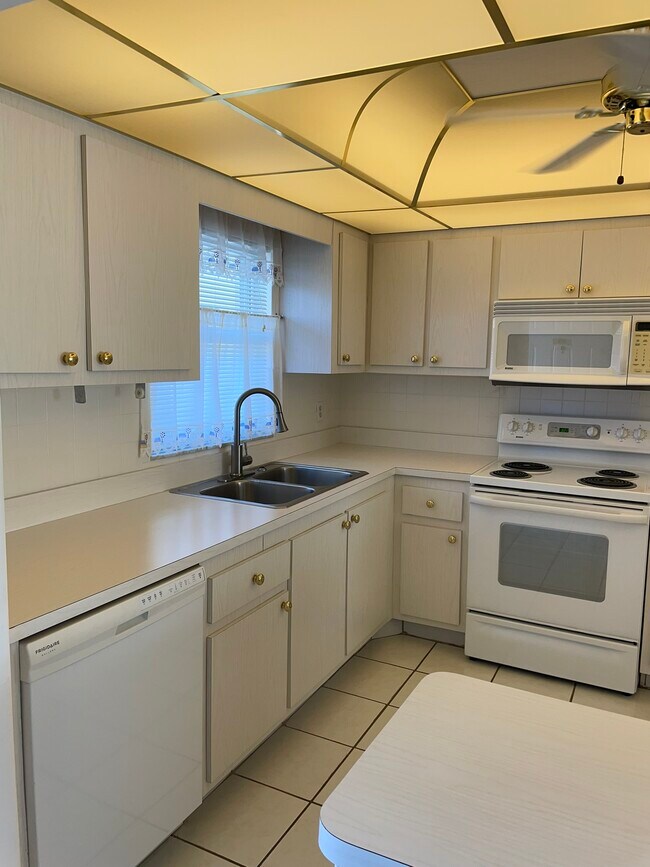 Building Photo - 4750 Cove Cir