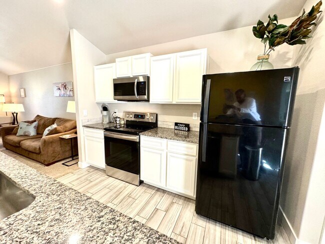 Building Photo - Furnished Rental 3 bed 2 bath Minimum of 30-day stay