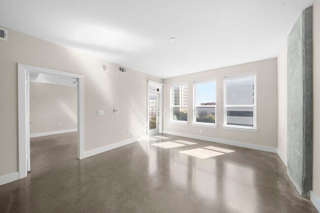 Building Photo - 1825 N San Jacinto Street Unit 641