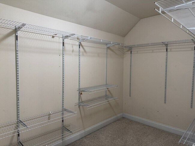 Building Photo - Beautiful Home in River Bluffs