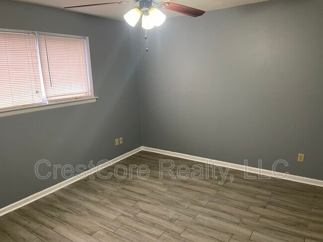 Building Photo - 21 Diana St