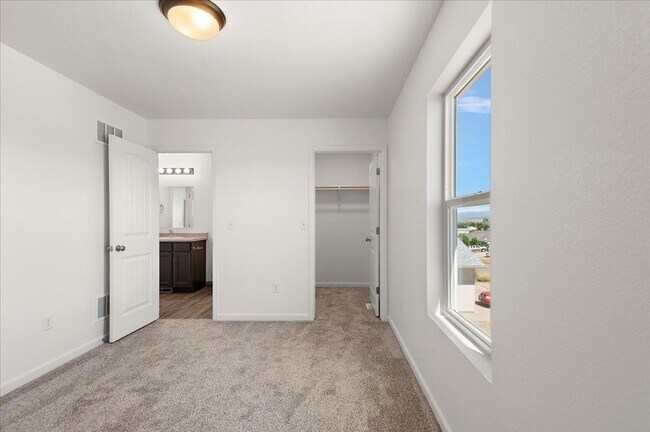 Building Photo - 250-252 W Acorn Dr