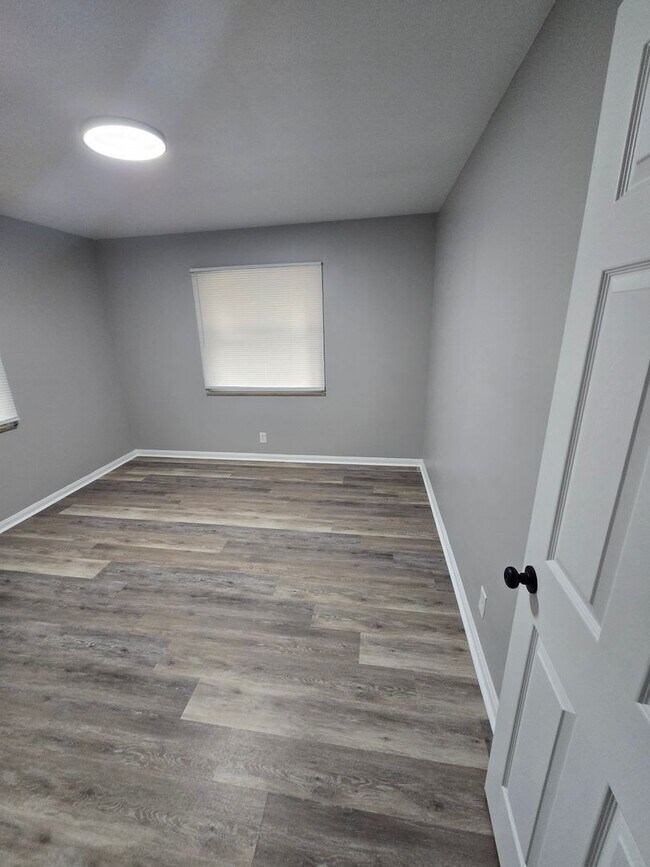 Building Photo - 1820 Oakwood Ave