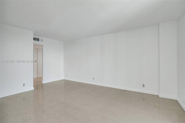 Building Photo - 100 Bayview Dr