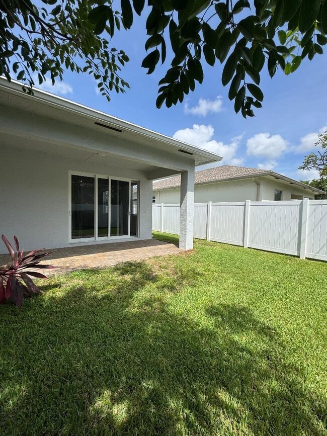 Building Photo - 1029 Mango Dr