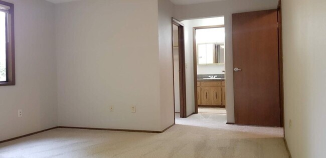 Building Photo - Hard to find 5 bedroom home in Tamoshan ne...