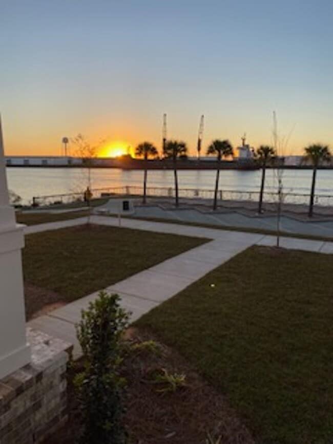 Building Photo - Furnished luxury riverfront condo for rent