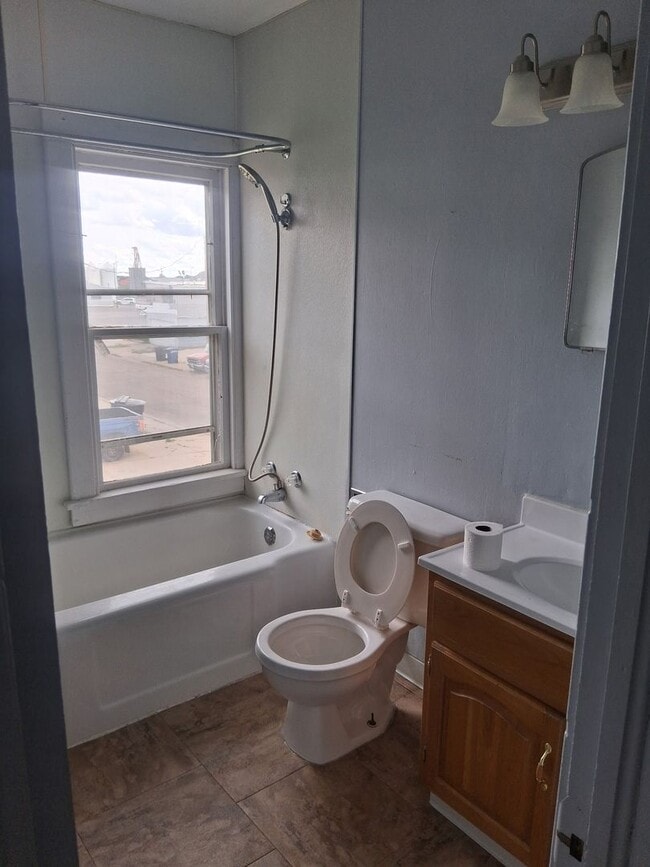 Building Photo - Chariming 2 bedroom Duplex in Quiet Neighborhood
