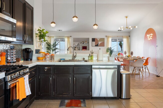 Building Photo - Hilltop Hideaway