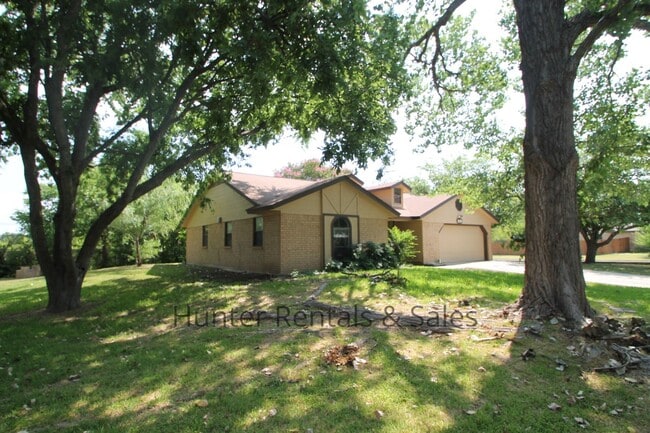 Building Photo - Country Trails Three Bedroom