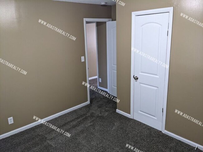 Building Photo - Updated South KCMO Home-Available in JUNE!!
