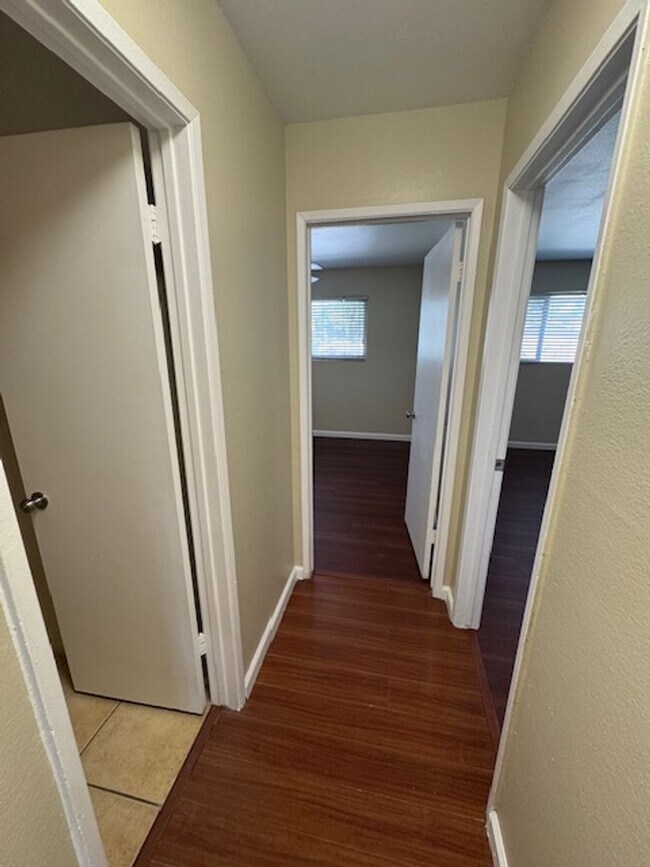 Building Photo - Long Beach 2 bed 1.5 Bath Condo - Pool, Laundry, & Parking included!