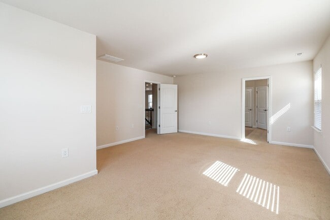 Building Photo - Stunning 4BD, 3BA Cary Home in Prime Locat...