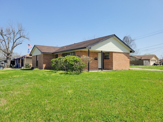 Building Photo - BEAUTIFUL REMODELED 4 BEDROOM 2 BATH HOME IN LAKE JACKSON, TEXAS