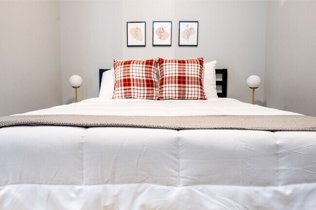 Building Photo - 2301 Ingersoll Ave