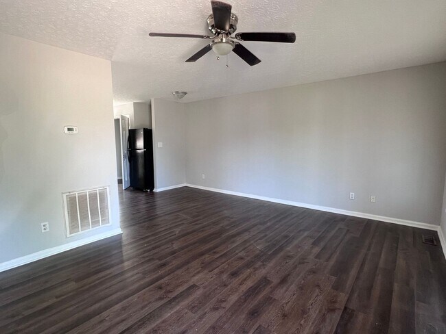 Building Photo - 2905 Raintree Dr