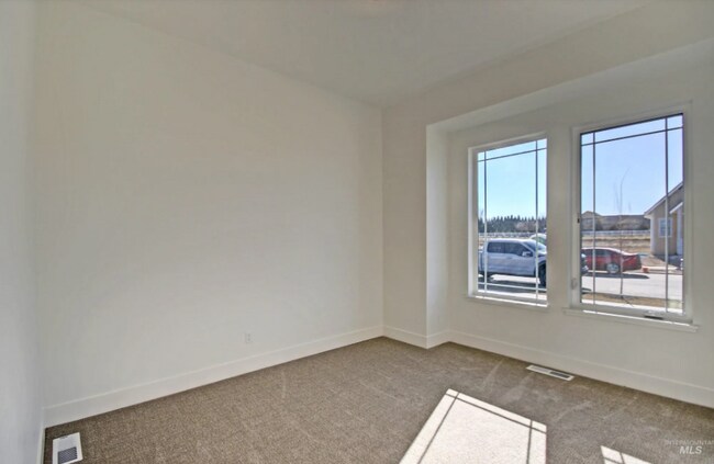 Building Photo - 330 E Jarvis St