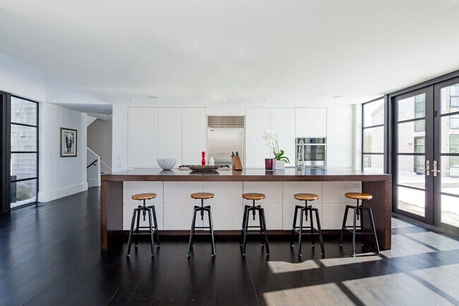 Building Photo - 811 Halsey Ln