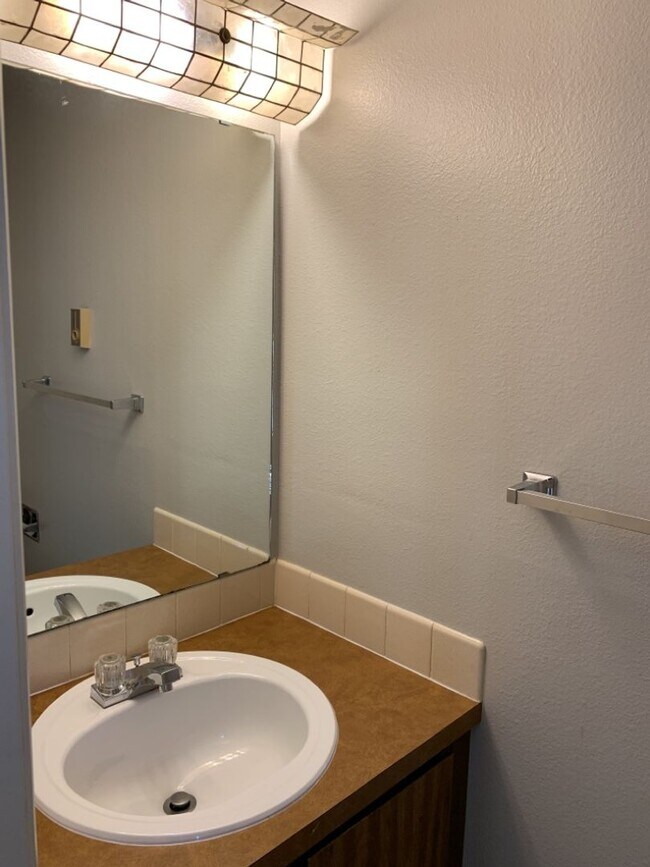 Building Photo - 1925 Ross Ct