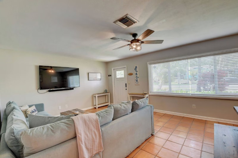 Building Photo - 721 NE 8th Ave