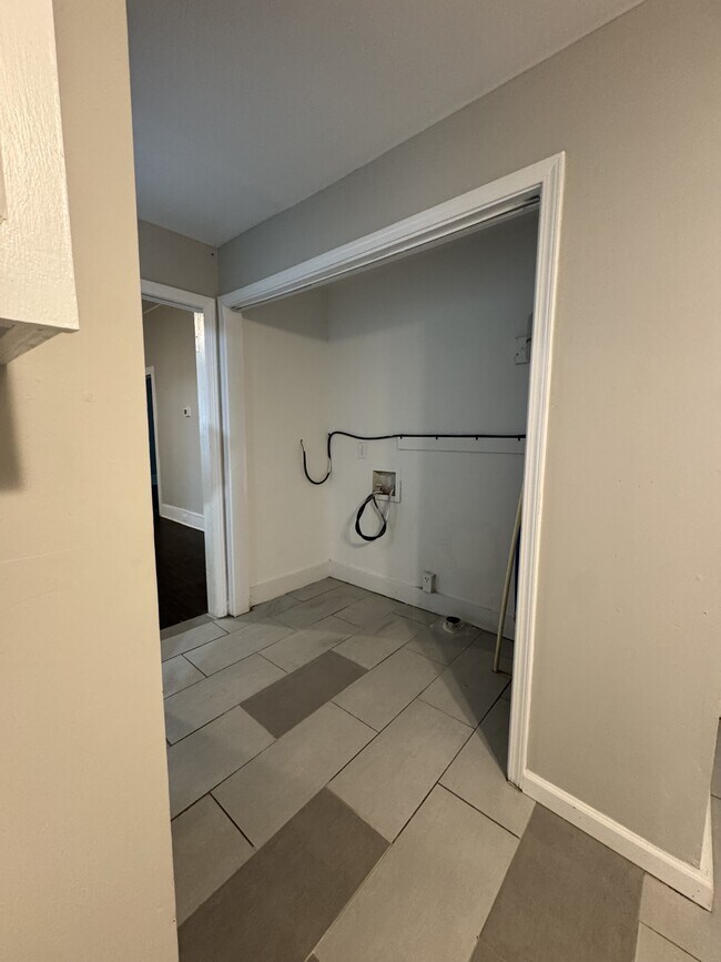 Building Photo - 331 McLin St