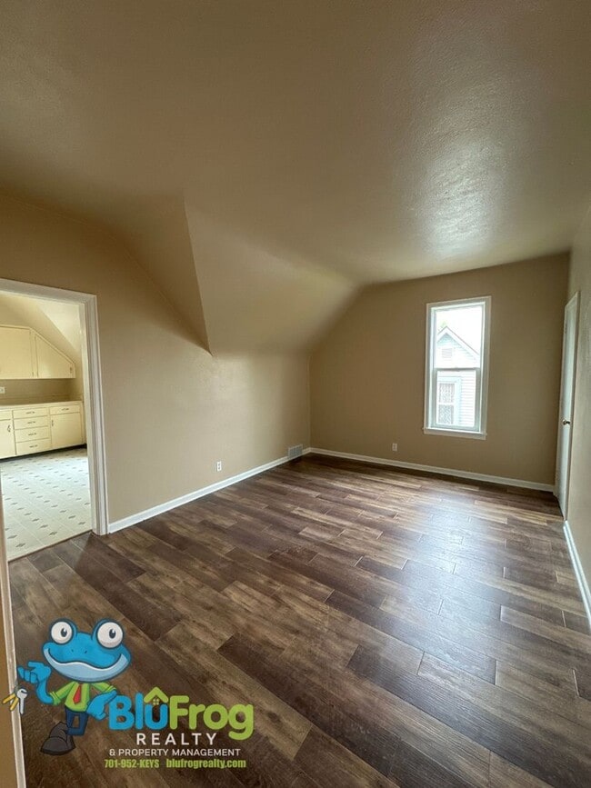 Building Photo - EZ - 202 Triplex