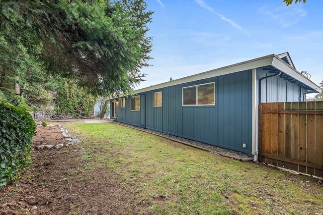Building Photo - Renovated Tacoma Home with A/C, Huge Den, Bonus Office & Fully Fenced Yard!