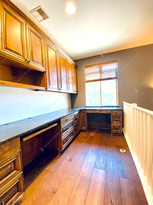 Building Photo - Experience Luxury Living in Broken Top wit...
