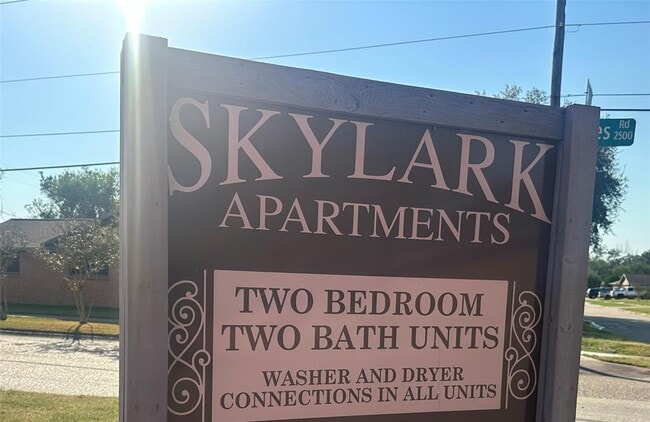 Building Photo - 711 Skylark Rd