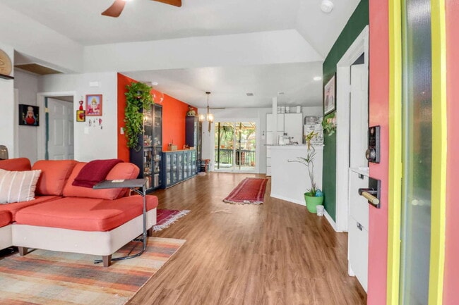 Building Photo - "Charming 3-Bed, 2-Bath Oasis on West Mistletoe Avenue – Spacious 1140 Sq Ft in San Antonio!"