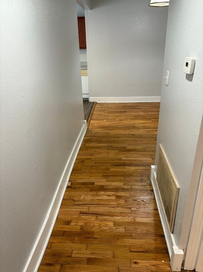 Building Photo - WALKING DISTANCE TO THE U OF A!!!