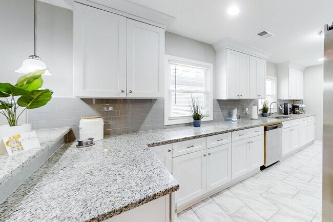 Building Photo - THE AKRIDGE | Newly-renovated & high-quality Atlanta Home! Top-of-the-line finishes, granite coun...
