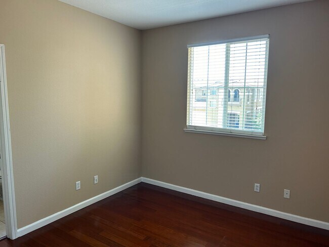 Building Photo - Beautiful 4 Bedroom 3 Bathroom in Quiet Neighborhood with SOLAR