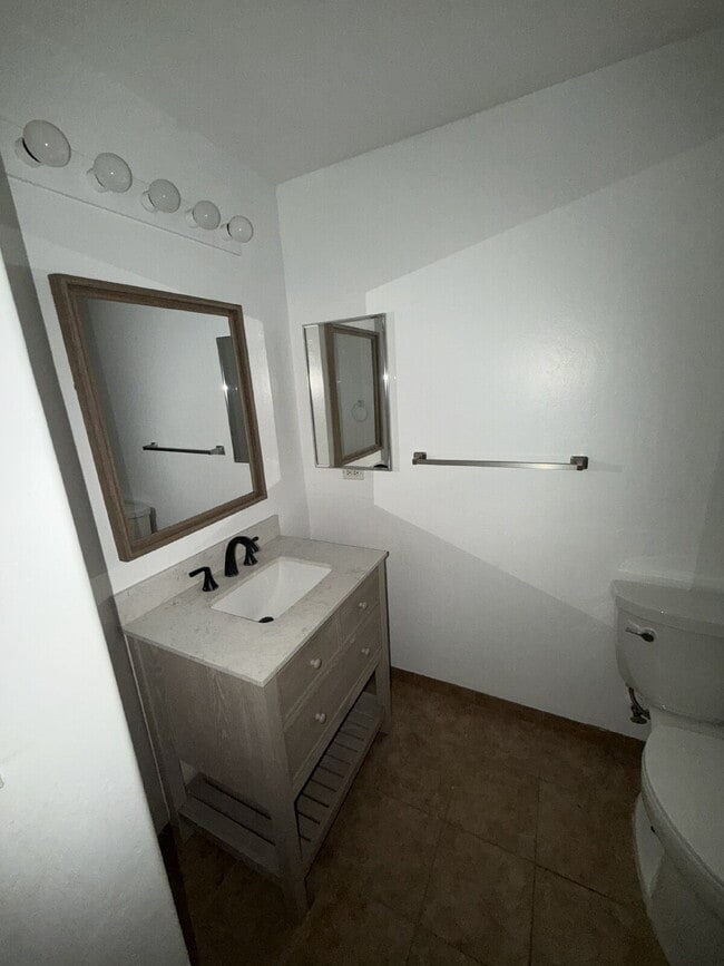 Building Photo - Charming Single-Story Home with Spacious Layout & Modern Comforts