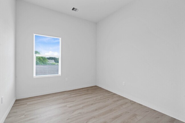 Building Photo - 9725 Kerr St