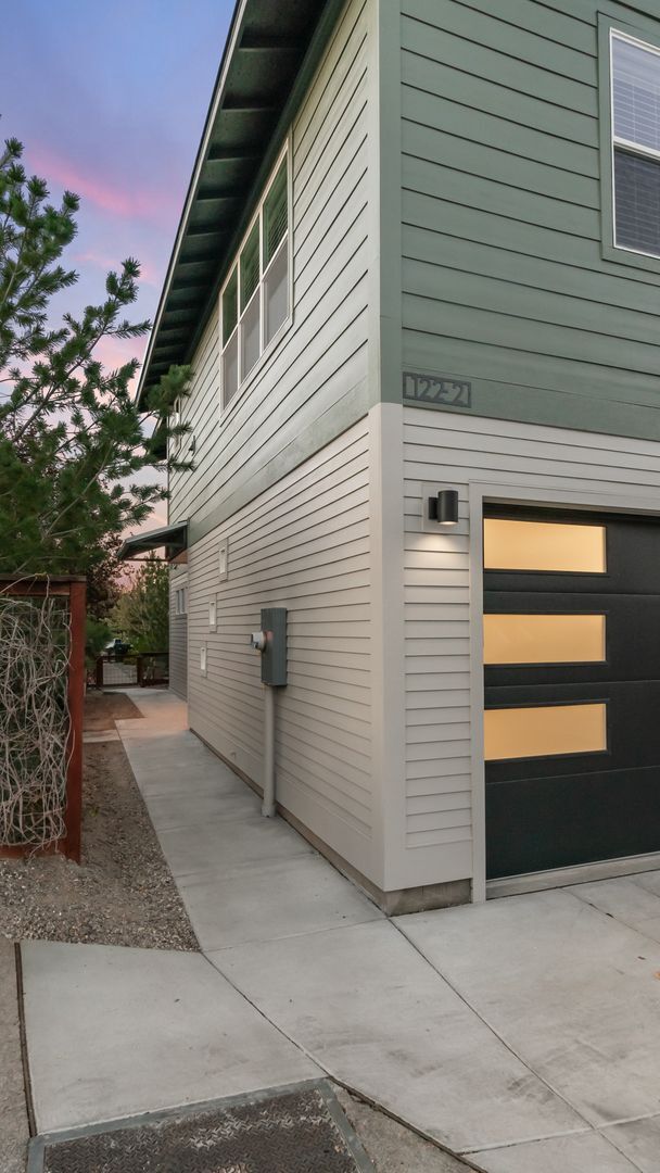 Building Photo - 122 Caliente St