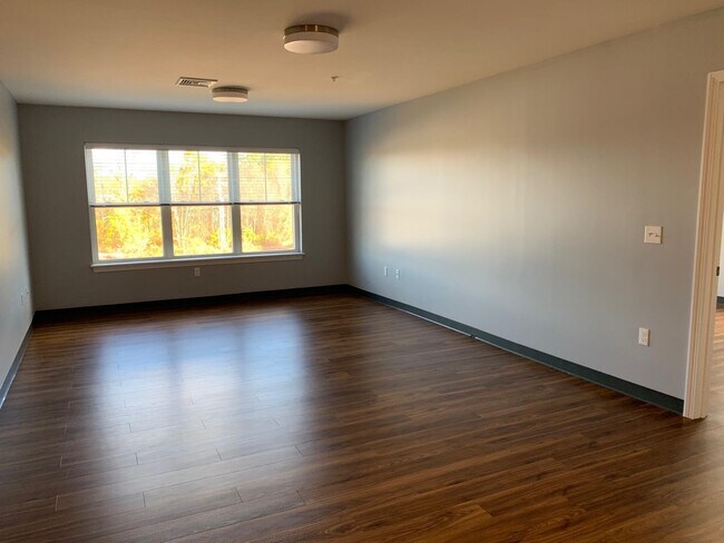 Building Photo - 15 E Ridge Dr