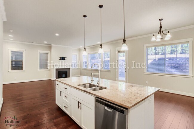 Building Photo - 17435 SW Forest Hollow St