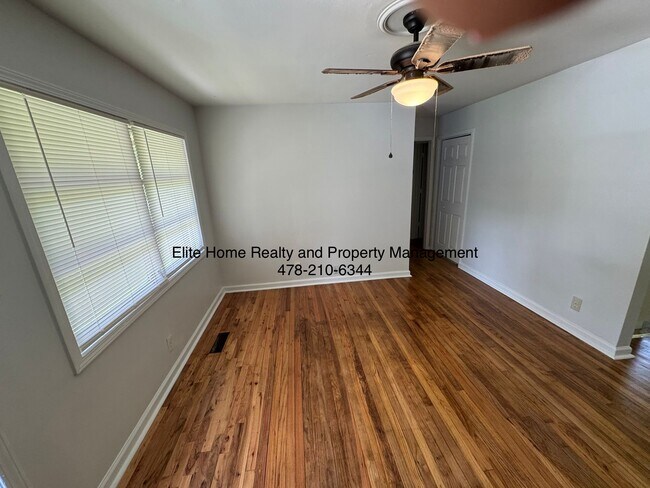 Building Photo - 2408 Groveland Cir S