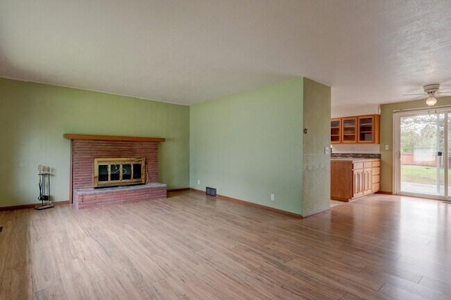 Building Photo - 3 Bedroom Single Story House w/Large Fence...