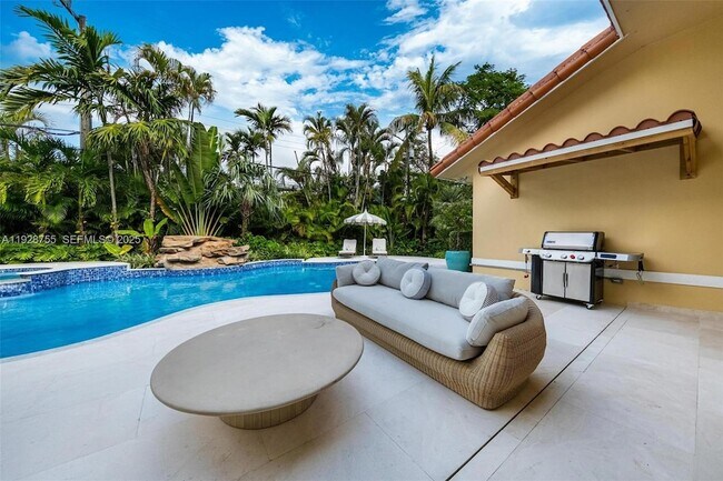 Building Photo - 1033 Almeria Ave