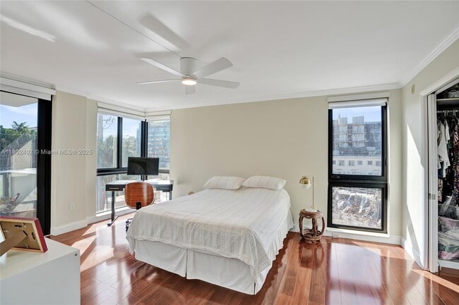 Building Photo - 9800 W Bay Harbor Dr