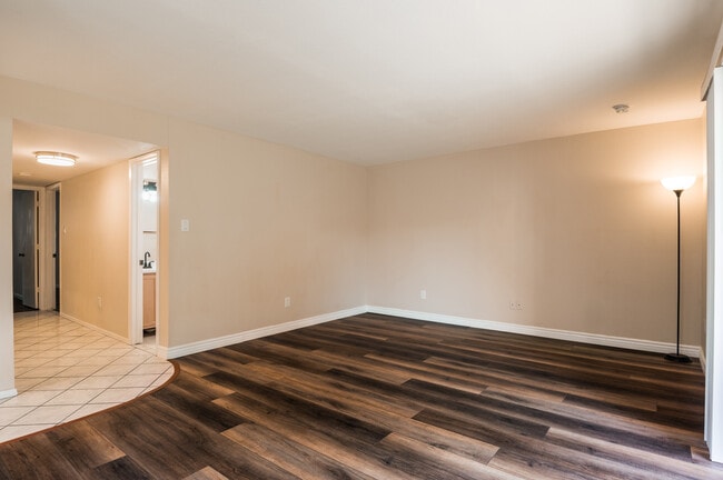 Building Photo - 925 Country Club Dr SE