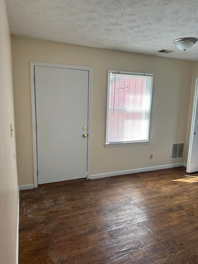 Building Photo - 165 Landings Dr