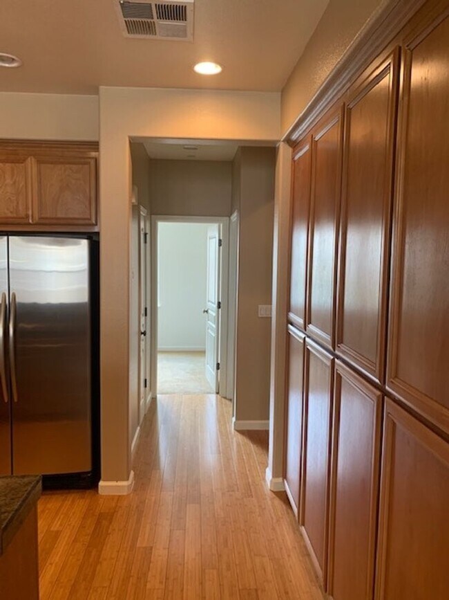 Building Photo - GORGEOUS MODERN 3BR 3BA TOWNHOUSE IN BEAUT...