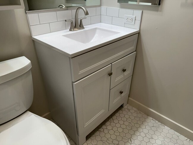 Building Photo - EPIC REA: 2 BR/1 BA Townhome w/ 1 Parking in Great Corte Madera