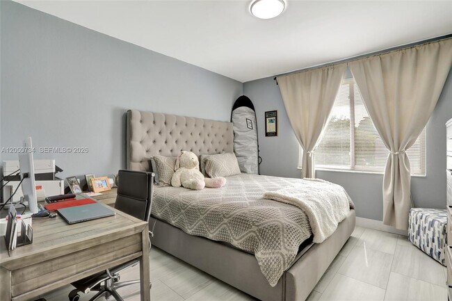 Building Photo - 7921 Sanibel Dr