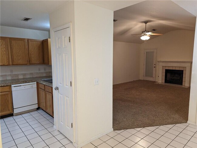 Building Photo - 2082 E Farr Ln