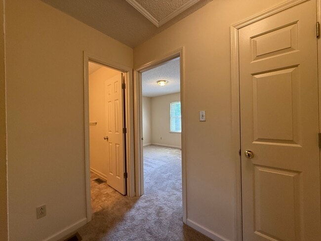 Building Photo - Private 2BD/1.5BA Townhouse in Prime NW Hickory Location | Available 6/1/2026